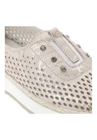 Półbuty damskie Vinceza, cholewka ze skóry naturalnej z metalicznym połyskiem wsuwany fason z zabudowanym przodem, beżowe, 93226. Okazja: na co dzień. Kolor: beżowy. Materiał: skóra. Szerokość cholewki: normalna. Wzór: ażurowy. Styl: elegancki, casual #6