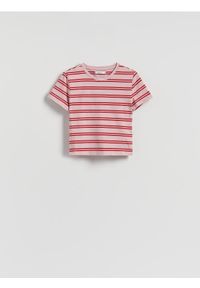 Reserved - Krótki t-shirt w paski - pastelowy róż. Kolor: różowy. Materiał: bawełna. Długość: krótkie. Wzór: paski