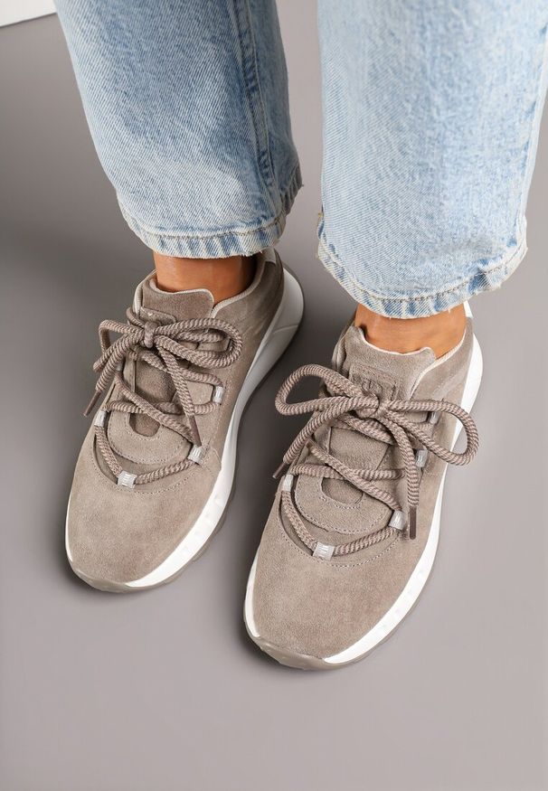 Renee - Ciemnobeżowe Zamszowe Sneakersy z Wkładką ze Skóry Naturalnej Dolavienne. Kolor: beżowy. Materiał: zamsz, skóra. Szerokość cholewki: normalna