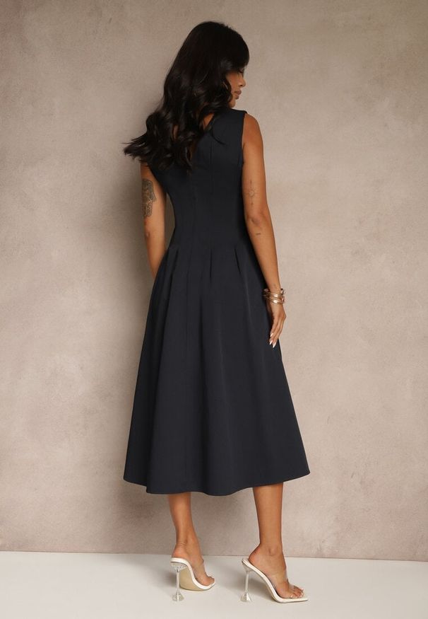 Renee - Granatowa Rozkloszowana Sukienka z Dekoltem w Kształcie Litery V Agilia. Okazja: na spacer. Typ kołnierza: dekolt w kształcie V. Kolor: niebieski. Sezon: lato