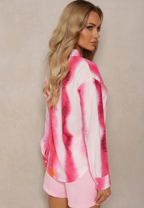 Renee - Biało-Fuksjowa Klasyczna Koszula Ozdobiona Printem Tie-Dye Analera. Kolor: różowy. Wzór: aplikacja, nadruk. Styl: klasyczny