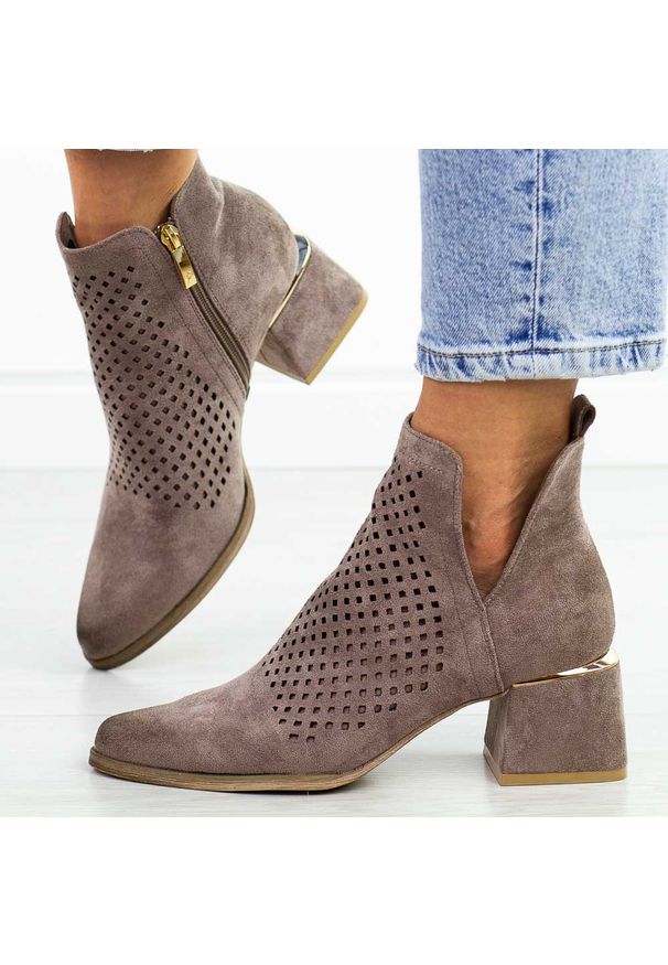 POTOCKI - Khaki ażurowe botki damskie na obcasie Potocki 12356. Okazja: na spacer, na co dzień. Kolor: brązowy. Szerokość cholewki: normalna. Wzór: ażurowy. Materiał: zamsz. Sezon: wiosna, lato. Obcas: na obcasie. Styl: casual, elegancki. Wysokość obcasa: średni