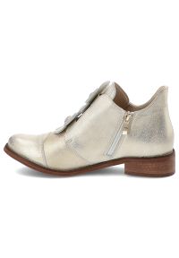 Złote Półbuty Armodo Eleganckie Obuwie Damskie Ze Skóry Naturalnej. Okazja: na co dzień. Kolor: złoty. Materiał: skóra. Wzór: kwiaty, aplikacja. Obcas: na obcasie. Styl: elegancki. Wysokość obcasa: średni #4