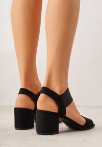 Renee - Czarne Sandały na Kwadratowym Słupku z Imitacji Zamszu Claudie. Okazja: na co dzień. Zapięcie: pasek. Kolor: czarny. Wzór: paski. Materiał: zamsz. Sezon: wiosna. Obcas: na słupku. Styl: casual, elegancki. Wysokość obcasa: średni #4