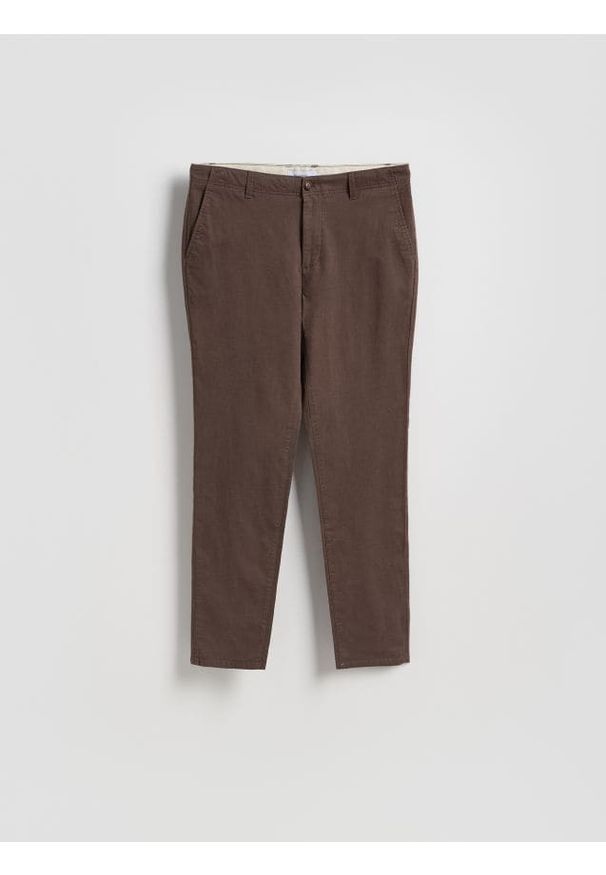 Reserved - Spodnie chino slim fit - ciemnobrązowy. Kolor: brązowy. Materiał: tkanina, bawełna
