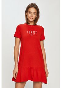 Tommy Jeans - Sukienka. Okazja: na co dzień. Kolor: czerwony. Materiał: bawełna, dzianina. Wzór: nadruk, aplikacja. Typ sukienki: proste, oversize. Styl: casual. Długość: mini #1