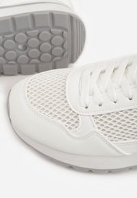 Renee - Białe Sneakersy z Siateczką i Modnymi Wstawkami Corona. Okazja: na co dzień. Kolor: biały. Materiał: jeans #9