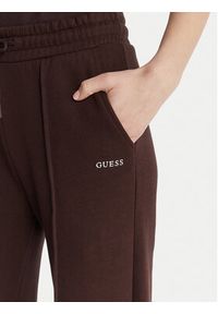 Guess Spodnie dresowe V6RB17 K9V31 Brązowy Regular Fit. Kolor: brązowy. Materiał: bawełna #2
