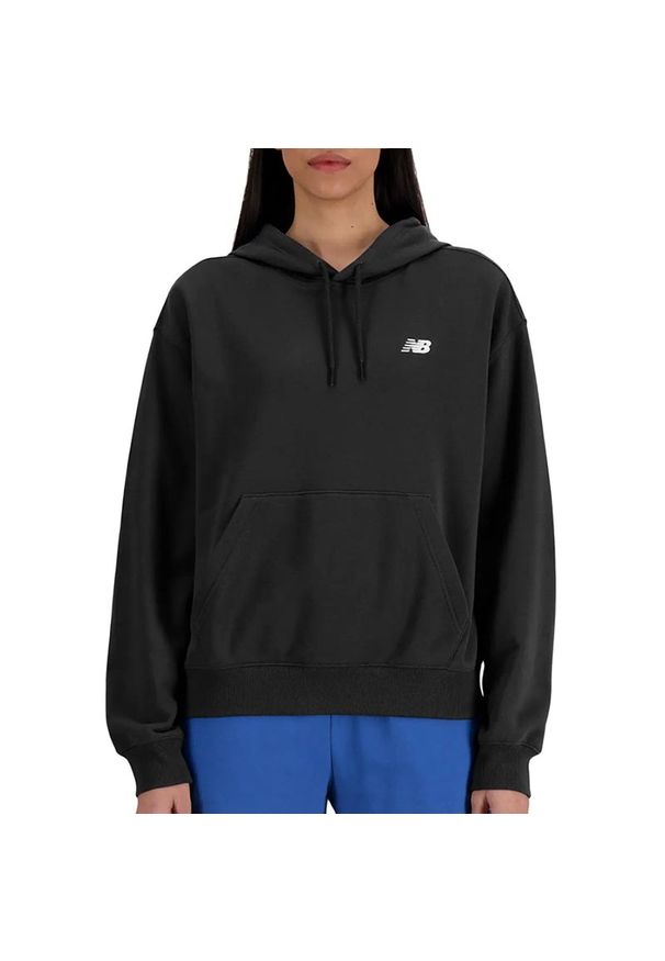 Bluza damska New Balance WT41507BK - czarna. Okazja: na co dzień. Kolor: czarny. Materiał: bawełna, poliester, prążkowany, dresówka. Wzór: napisy. Styl: klasyczny, casual