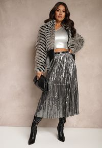 Renee - Srebrna Plisowana Spódnica z Gumką w Pasie Zdobiona Metalicznymi Przeszyciami Zanirra. Okazja: na co dzień. Kolor: srebrny. Wzór: aplikacja. Styl: glamour, casual, elegancki #4