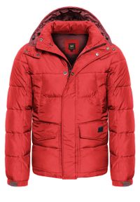 Lee - LEE PUFFER JACKET MĘSKA KURTKA ZIMOWA WARP RED L87XUMKG 112122977. Typ kołnierza: kaptur. Materiał: poliester, materiał, puch, sztruks. Długość rękawa: długi rękaw. Długość: długie. Sezon: zima. Styl: klasyczny