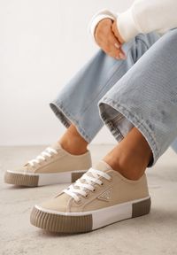Renee - Beżowe Trampki VICES na Żłobionej Platformie Zdobione Trójkątną Aplikacją Lorerina. Nosek buta: okrągły. Zapięcie: sznurówki. Kolor: beżowy. Materiał: materiał. Wzór: aplikacja. Obcas: na platformie. Wysokość obcasa: niski #1
