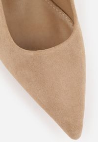 Renee - Ciemnobeżowe Czółenka Slingback na Kaczuszce z Imitacji Zamszu Mairiko. Nosek buta: szpiczasty. Zapięcie: sprzączka. Kolor: beżowy. Materiał: zamsz. Sezon: lato. Obcas: na szpilce. Wysokość obcasa: średni #6