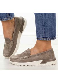 Taupe skórzane mokasyny damskie Filippo Dp7528/26. Okazja: na co dzień. Nosek buta: okrągły. Materiał: skóra, zamsz. Szerokość cholewki: normalna. Sezon: wiosna, lato, jesień. Styl: casual, klasyczny, elegancki #1