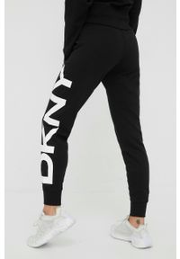 DKNY - Dkny spodnie dresowe damskie kolor czarny z nadrukiem. Kolor: czarny. Materiał: dresówka. Wzór: nadruk