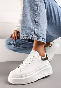 Renee - Biało-Złote Sznurowane Sneakersy na Niskiej Platformie z Imitacji Skóry Ajanfa. Kolor: biały. Materiał: skóra. Obcas: na platformie #1