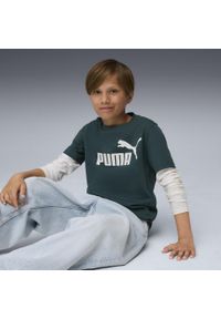 Puma - Młodzieżowa koszulka ESS z logo No. 1 PUMA Green Terrain. Kolor: zielony. Materiał: guma. Wzór: nadruk. Sport: joga i pilates