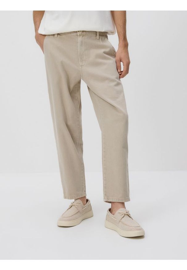 Reserved - Jeansy jogger fit - beżowy. Kolor: beżowy