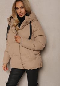 Renee - Ciemnobeżowa Kurtka Basic Pikowana z Nieodpinanym Kapturem Vertirya. Okazja: na co dzień. Kolor: beżowy. Materiał: jeans. Styl: casual, elegancki #1