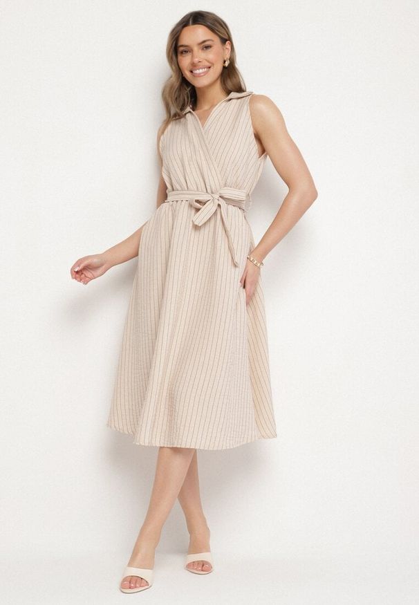 Born2be - Beżowa Sukienka o Koszulowym Kroju Bez Rękawów z Wiązanym Paskiem Liriora. Okazja: na co dzień. Typ kołnierza: dekolt w kształcie V. Kolor: beżowy. Długość rękawa: bez rękawów. Typ sukienki: koszulowe. Styl: casual, klasyczny