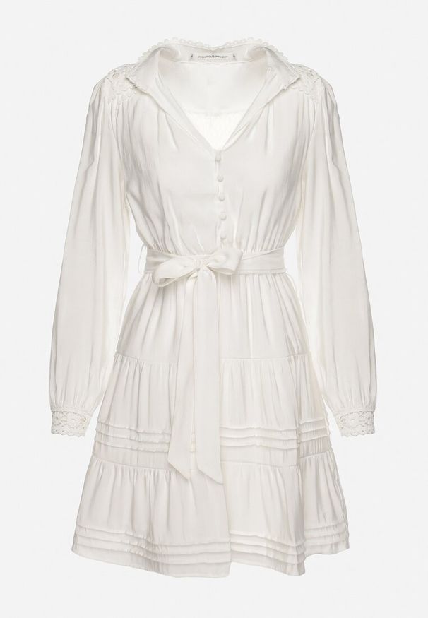 Born2be - Biała Sukienka z Gumką w Pasie Ozdobiona Koronką na Mankietach i Ramionach Ondrallia. Okazja: na spotkanie biznesowe. Kolor: biały. Materiał: koronka. Długość rękawa: długi rękaw. Wzór: aplikacja, koronka. Styl: biznesowy, elegancki