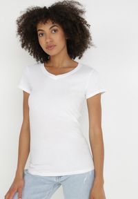 Born2be - Biały T-shirt Nysalphia. Kolor: biały. Materiał: bawełna, dzianina, elastan. Długość rękawa: krótki rękaw. Długość: krótkie. Styl: klasyczny #5