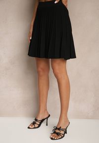 Renee - Czarna Spódnica z Wiskozą High Waist Ozdobiona Plisami Galonissa. Okazja: na co dzień. Stan: podwyższony. Kolor: czarny. Materiał: wiskoza. Wzór: aplikacja. Styl: elegancki, casual