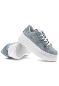Niebieskie Sneakersy Karl Lagerfeld Modne Obuwie Damskie. Zapięcie: sznurówki. Kolor: niebieski. Materiał: materiał, denim, jeans. Szerokość cholewki: normalna. Wzór: aplikacja. Styl: klasyczny, elegancki