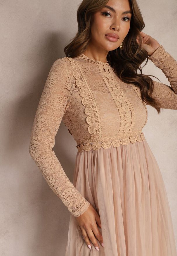 Renee - Ciemnobeżowa Elegancka Tiulowa Sukienka o Rozkloszowanym Kroju z Koronką Samelba. Okazja: na imprezę. Kolor: beżowy. Materiał: tiul, koronka. Wzór: koronka. Styl: elegancki