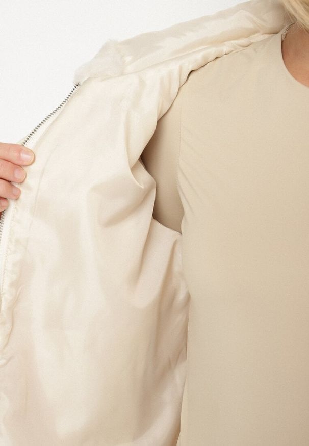 Born2be - Beżowa Casualowa Kurtka Futerko z Kapturem Nindrie. Okazja: na co dzień. Typ kołnierza: kaptur. Kolor: beżowy. Materiał: futro. Styl: casual