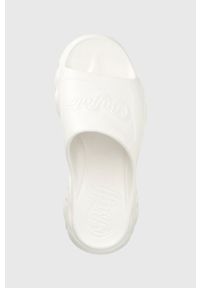 Buffalo klapki Cld Slide damskie kolor biały na platformie 1622261. Kolor: biały. Materiał: materiał. Wzór: gładki. Obcas: na platformie #5