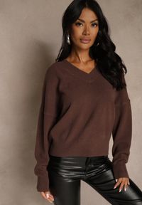 Renee - Brązowy Klasyczny Sweter z Wiskozą i Kaszmirem Marirra. Okazja: na co dzień, do pracy. Typ kołnierza: dekolt w serek. Kolor: brązowy. Materiał: wiskoza, kaszmir. Styl: klasyczny #1