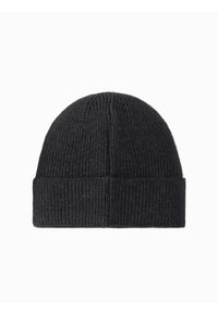 Ombre Clothing - Dzianinowa męska czapka beanie z naszywką – czarny melanż V1 OM-ACWH-0123 - uniwersalny. Kolor: czarny. Materiał: dzianina. Wzór: melanż, aplikacja. Styl: casual, elegancki #3