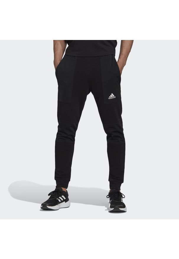Adidas - Spodnie męskie adidas Essentials BrandLove French Terry. Kolor: biały, wielokolorowy, czarny. Materiał: polar. Sport: bieganie