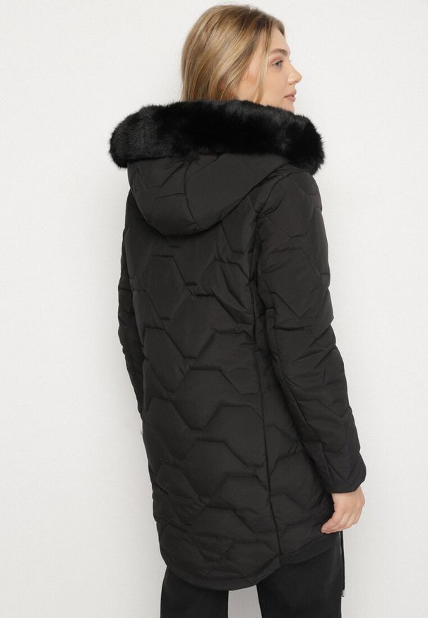 Born2be - Czarna Klasyczna Kurtka z Pikowanymi Przeszyciami i Kapturem z Futerkiem Raffisa. Okazja: na co dzień. Kolekcja: plus size. Kolor: czarny. Materiał: futro. Styl: klasyczny