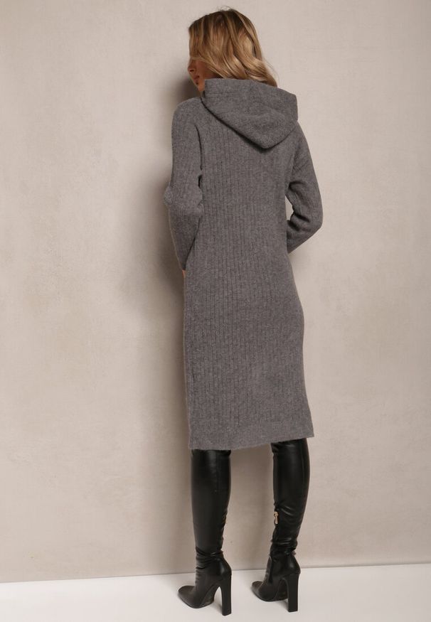 Renee - Ciemnoszara Wełniana Sukienka w Prążki z Kapturem Opiuda. Okazja: na co dzień. Typ kołnierza: kaptur. Kolor: szary. Materiał: wełna. Długość rękawa: długi rękaw. Wzór: prążki. Typ sukienki: sportowe. Styl: sportowy, casual, elegancki