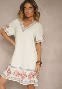 Renee - Czerwona Pudełkowa Sukienka z Bawełny w Hafty w Stylu Boho Felkio. Okazja: na co dzień. Typ kołnierza: dekolt w kształcie V. Kolor: czerwony. Materiał: bawełna. Długość rękawa: krótki rękaw. Wzór: haft. Typ sukienki: proste. Styl: boho #4
