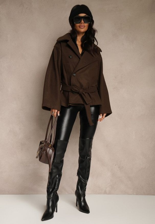 Renee - Brązowy Pudełkowy Krótki Płaszcz z Wiskozą z Wiązanym Paskiem i Kołnierzykiem Tusainea. Kolor: brązowy. Materiał: wiskoza. Długość: krótkie