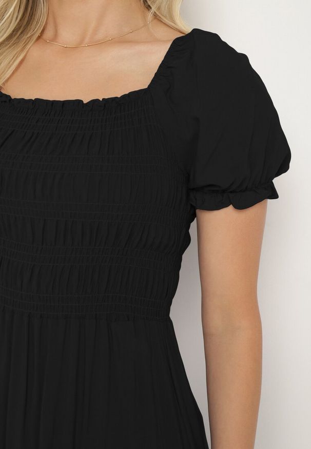 Born2be - Czarna Rozkloszowana Sukienka z Górą z Marszczonej Gumki z Falbankami Decilla. Okazja: na randkę, na co dzień. Typ kołnierza: kołnierz z falbankami. Kolor: czarny. Materiał: jeans. Styl: casual