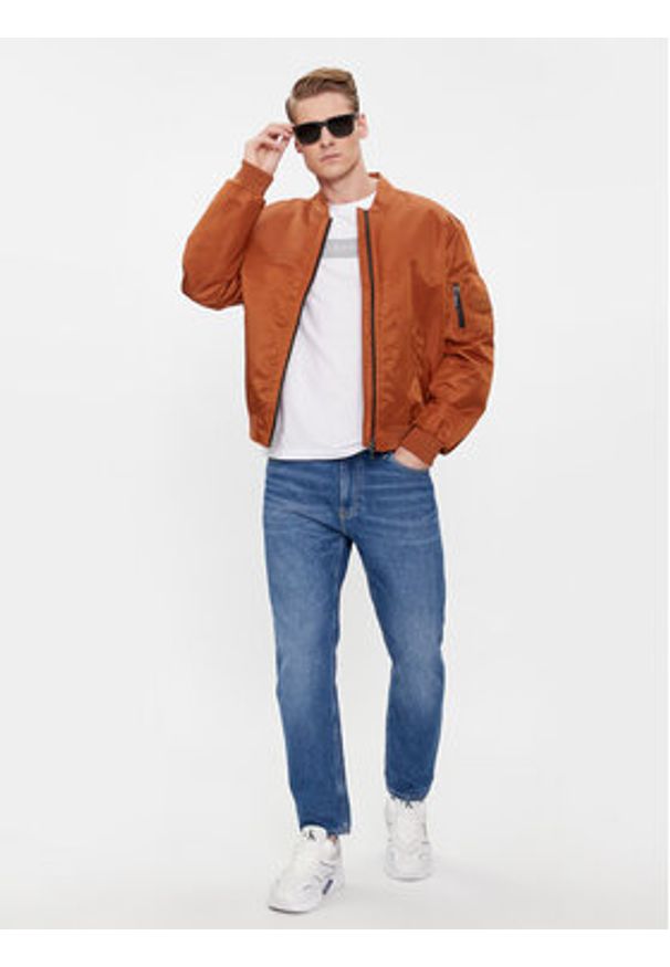 Calvin Klein Kurtka bomber Recycled Sateen Hero Bomber K10K109907 Brązowy Regular Fit. Kolor: brązowy. Materiał: syntetyk