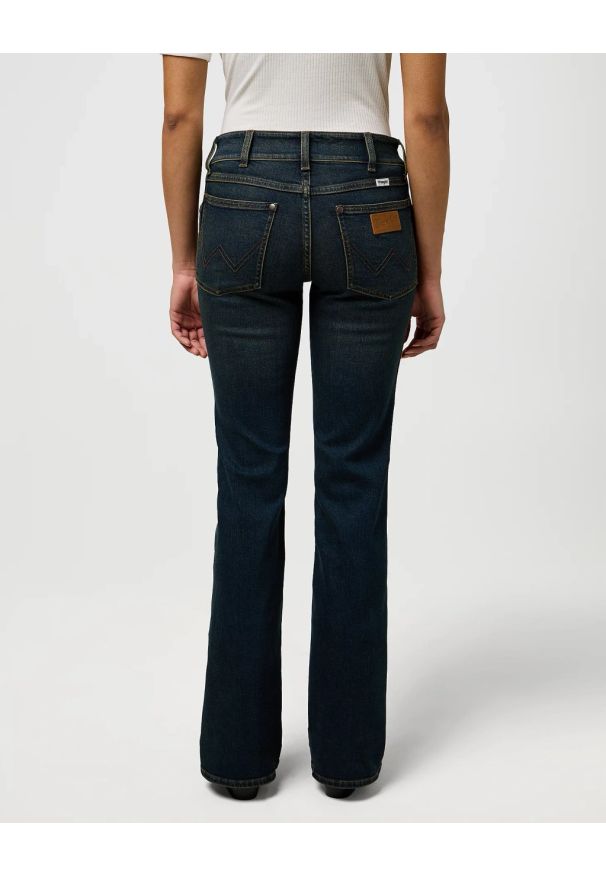 Wrangler - DAMSKIE SPODNIE WRANGLER LOW RISE BOLD BOOT PIONEER TOWN 112371208