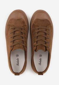 Renee - Brązowe Trampki z Imitacji Zamszu na Żłobionej Podeszwie Nivenatia. Kolor: brązowy. Materiał: zamsz. Styl: elegancki #5