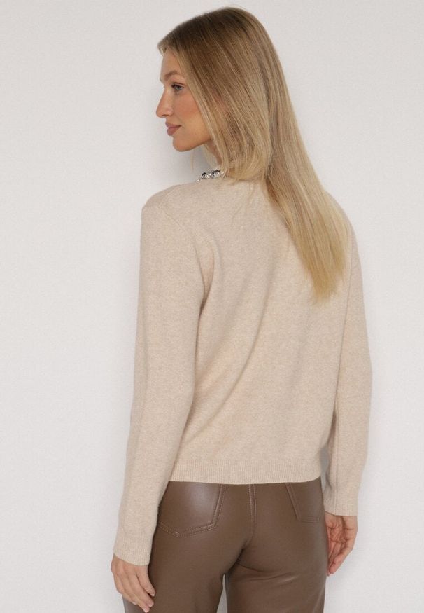 Born2be - Beżowy Sweter z Dodatkiem Kaszmiru Ozdobiony Cekinami i Cyrkoniami Vetimona. Okazja: na co dzień. Kolor: beżowy. Materiał: kaszmir. Wzór: aplikacja. Styl: casual, elegancki, klasyczny