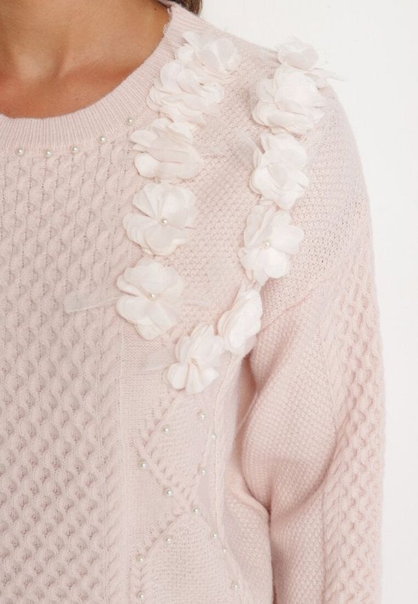 Born2be - Różowy Sweter o Prostym Kroju Zdobiony Aplikacją w Kształcie Kwiatów z Perełkami Leavirae. Okazja: na co dzień. Kolor: różowy. Materiał: jeans. Wzór: aplikacja, kwiaty. Styl: klasyczny, elegancki, casual