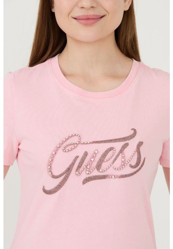 Guess - GUESS Różowy damski t-shirt bawełniany Stones&embro Tee, Rozmiar L. Kolor: różowy. Materiał: bawełna