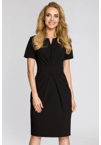 Sukienki.shop - Sukienka elegancka z marszczeniami taliowana czarna. Okazja: na spotkanie biznesowe, na imprezę. Kolor: czarny. Materiał: tkanina, elastan, materiał, poliester, wiskoza. Długość rękawa: krótki rękaw. Wzór: gładki, geometria. Typ sukienki: ołówkowe. Styl: elegancki. Długość: midi #3