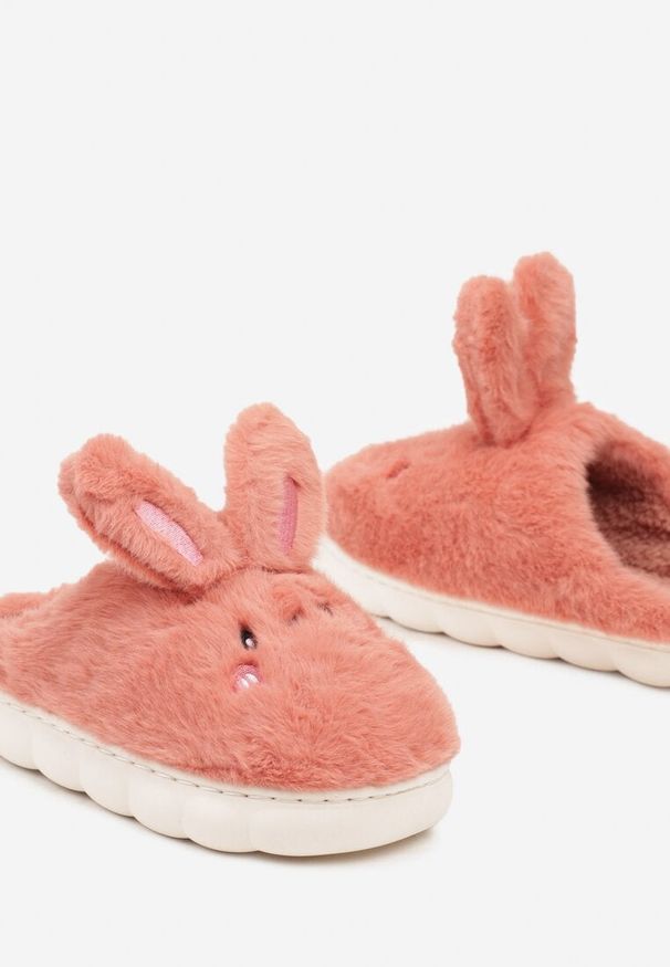 Born2be - Ciemnoróżowe Kapcie Króliczki Vices na Grubej Tłoczonej Podeszwie z Futerkiem Ecassavia. Okazja: na co dzień. Kolor: różowy. Materiał: futro. Styl: casual