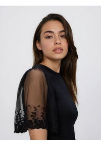 Reserved - Bluzka z ozdobnymi rękawami - czarny. Kolor: czarny. Materiał: dzianina, wiskoza #1