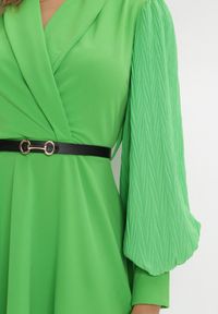 Born2be - Jasnozielona Sukienka Rozkloszowana z Paskiem Aidyn. Kolor: zielony. Typ sukienki: kopertowe. Styl: elegancki. Długość: midi