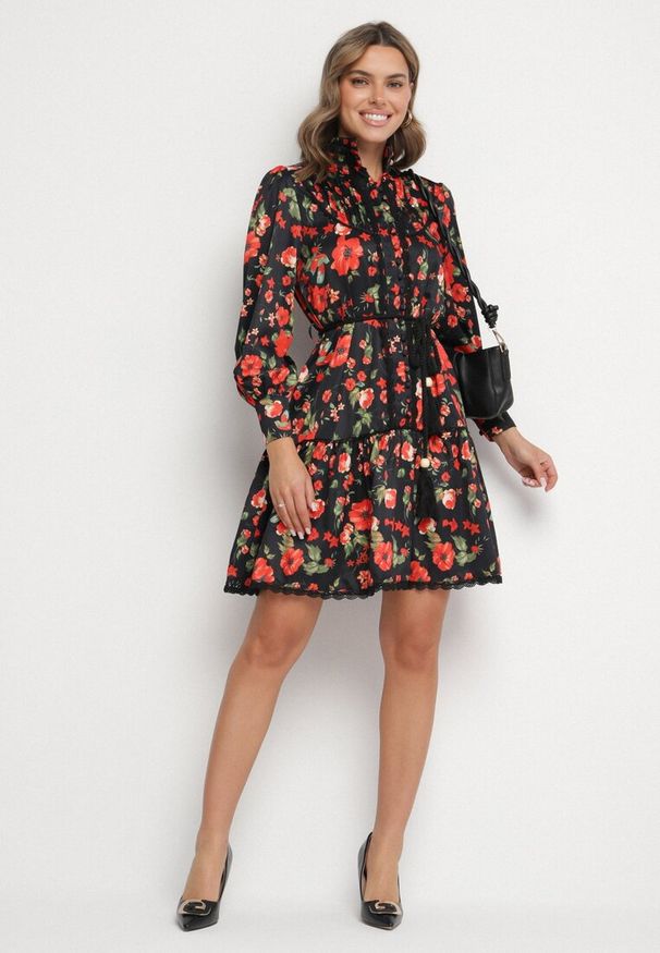 Born2be - Czarna Koszulowa Sukienka ze Stójką i Falbanką Madalyn. Typ kołnierza: kołnierzyk stójkowy. Kolor: czarny. Materiał: koronka. Typ sukienki: koszulowe